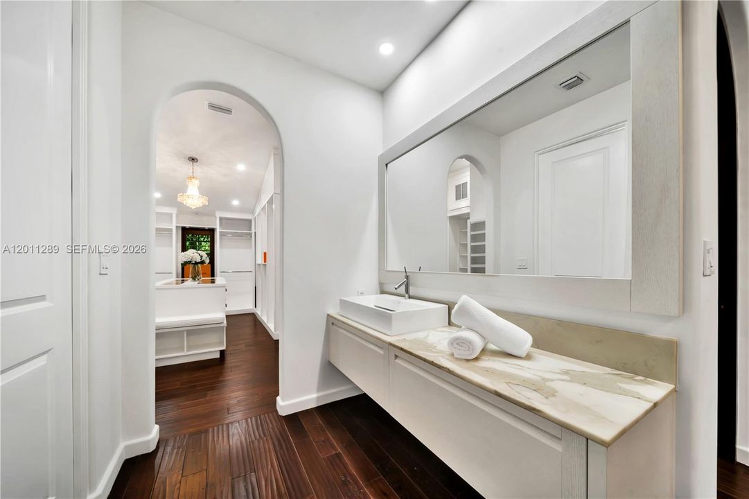 Recently Sold: $12,850,000 (7 beds, 6 baths, 6702 Square Feet)