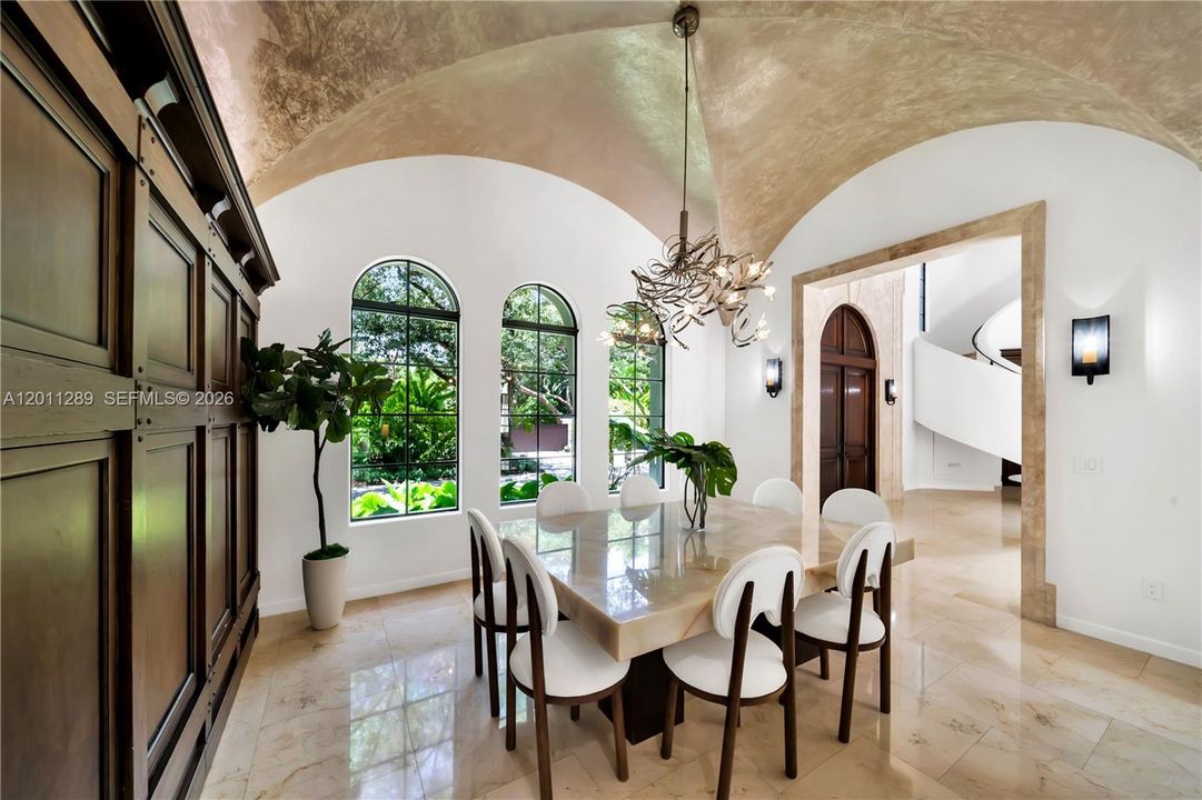 Recently Sold: $12,850,000 (7 beds, 6 baths, 6702 Square Feet)