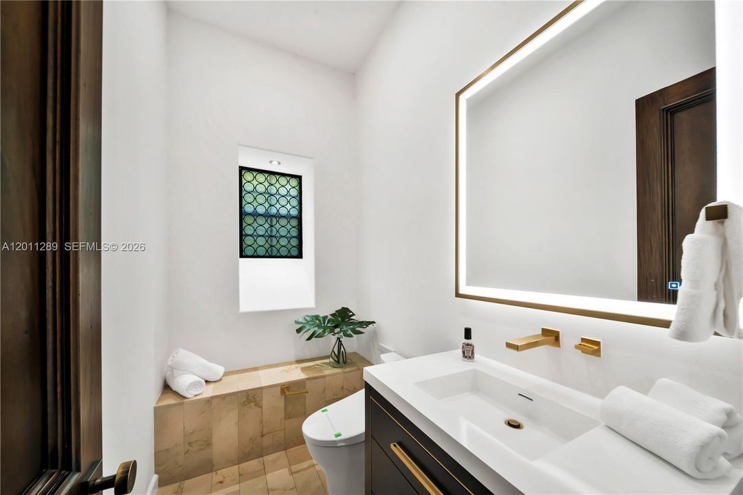Recently Sold: $12,850,000 (7 beds, 6 baths, 6702 Square Feet)