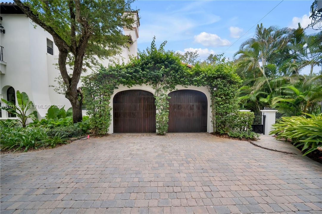 Recently Sold: $12,850,000 (7 beds, 6 baths, 6702 Square Feet)
