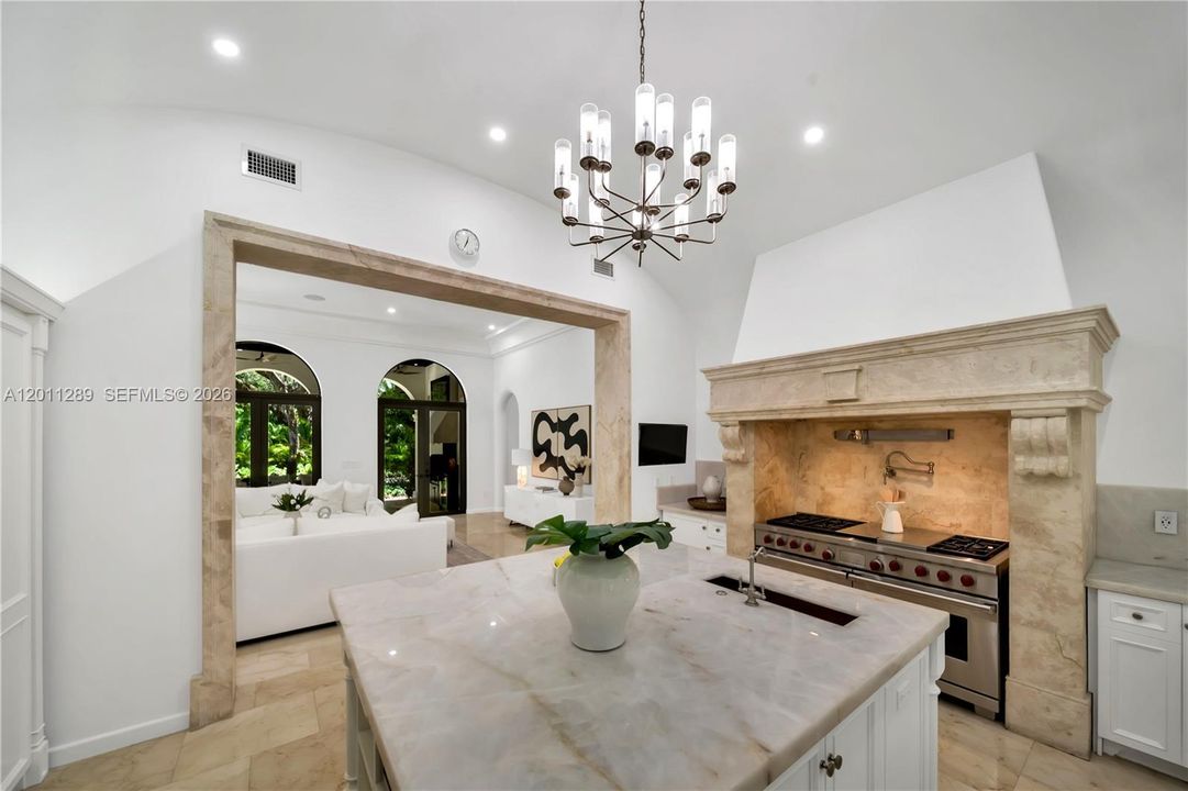 Recently Sold: $12,850,000 (7 beds, 6 baths, 6702 Square Feet)