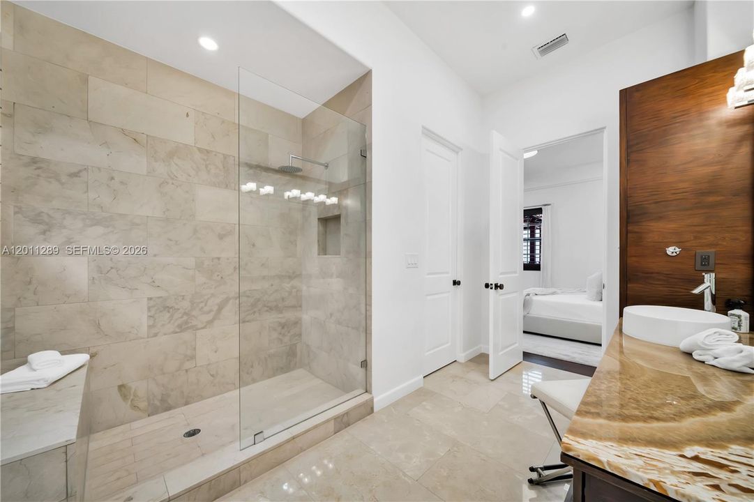 Recently Sold: $12,850,000 (7 beds, 6 baths, 6702 Square Feet)
