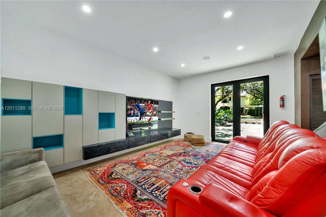 Recently Sold: $12,850,000 (7 beds, 6 baths, 6702 Square Feet)