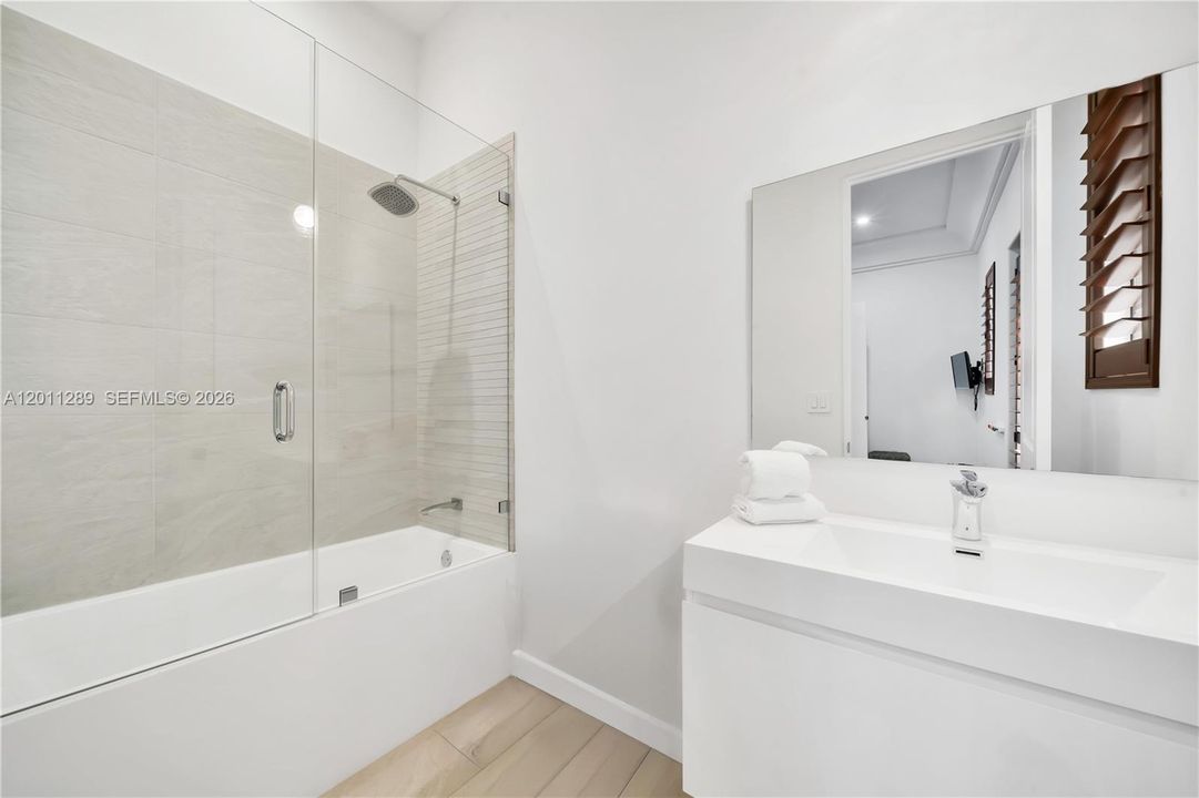 Recently Sold: $12,850,000 (7 beds, 6 baths, 6702 Square Feet)