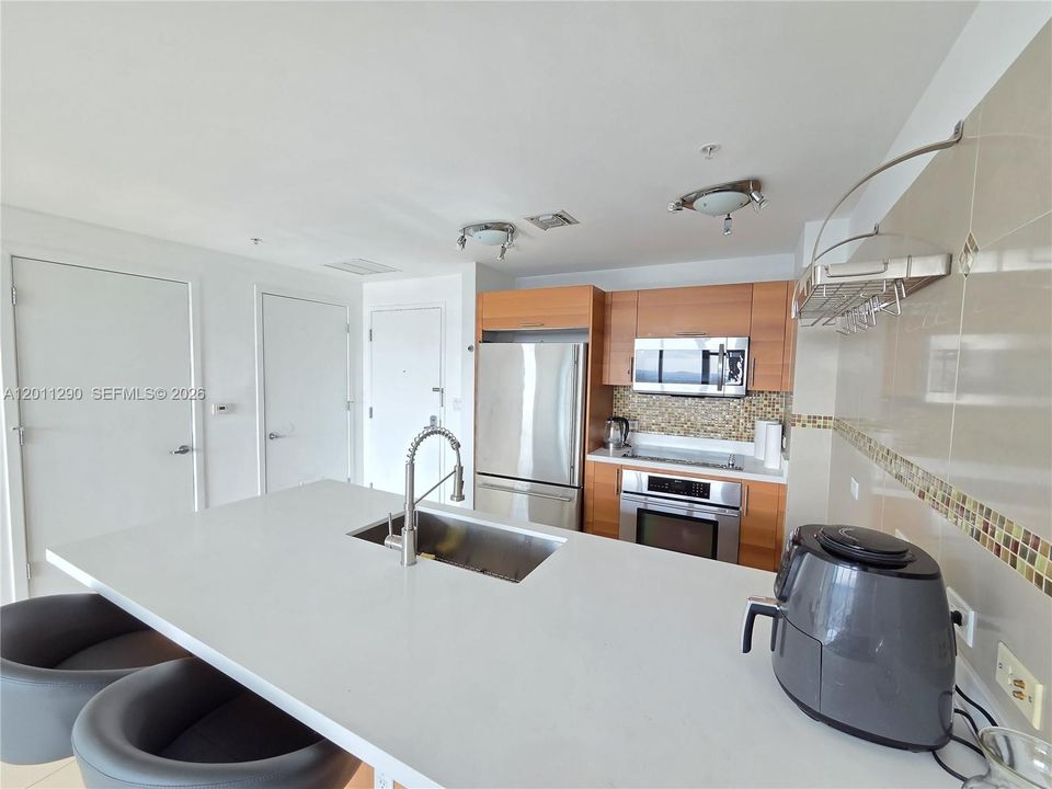 For Sale: $455,000 (1 beds, 1 baths, 761 Square Feet)