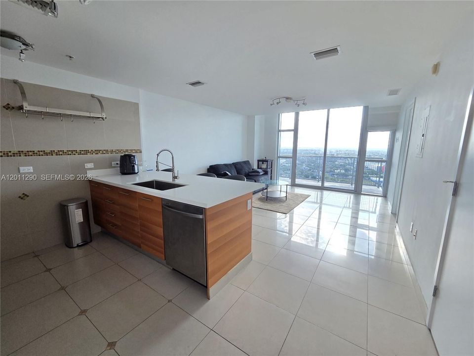 For Sale: $455,000 (1 beds, 1 baths, 761 Square Feet)