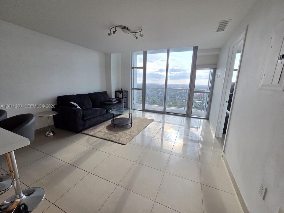 For Sale: $455,000 (1 beds, 1 baths, 761 Square Feet)