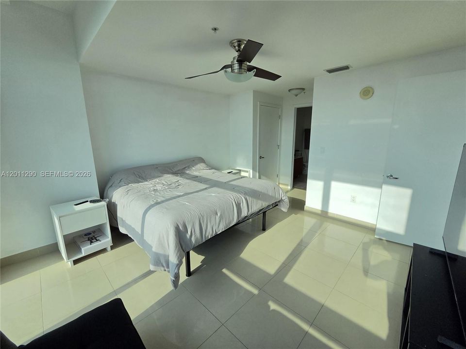 For Sale: $455,000 (1 beds, 1 baths, 761 Square Feet)