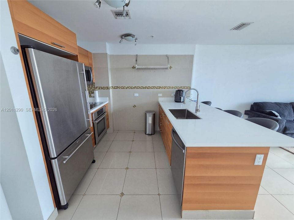 For Sale: $455,000 (1 beds, 1 baths, 761 Square Feet)
