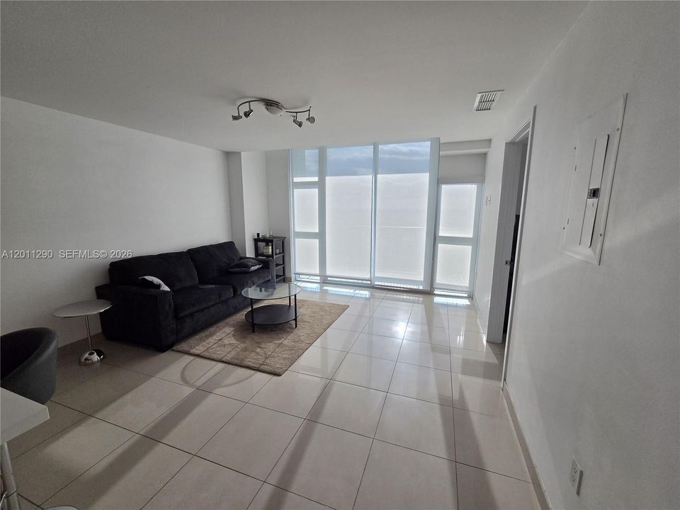For Sale: $455,000 (1 beds, 1 baths, 761 Square Feet)