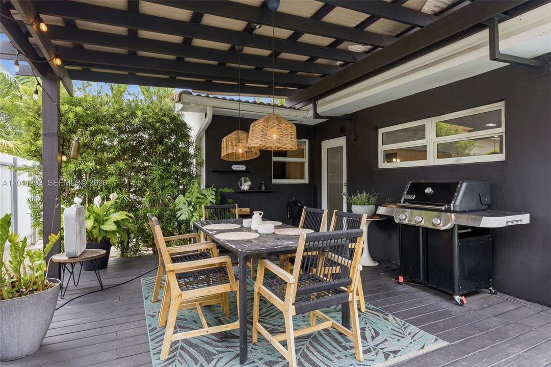 Activo con contrato: $999,000 (3 camas, 2 baños, 1908 Pies cuadrados)