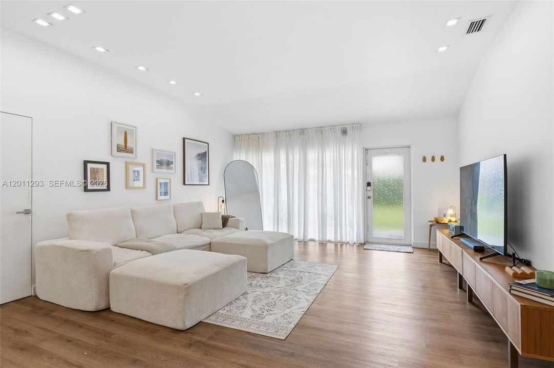 Activo con contrato: $999,000 (3 camas, 2 baños, 1908 Pies cuadrados)