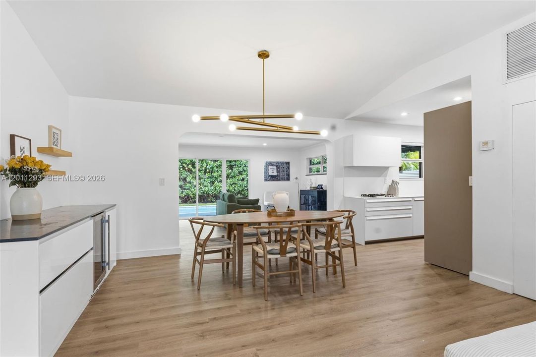 Activo con contrato: $999,000 (3 camas, 2 baños, 1908 Pies cuadrados)