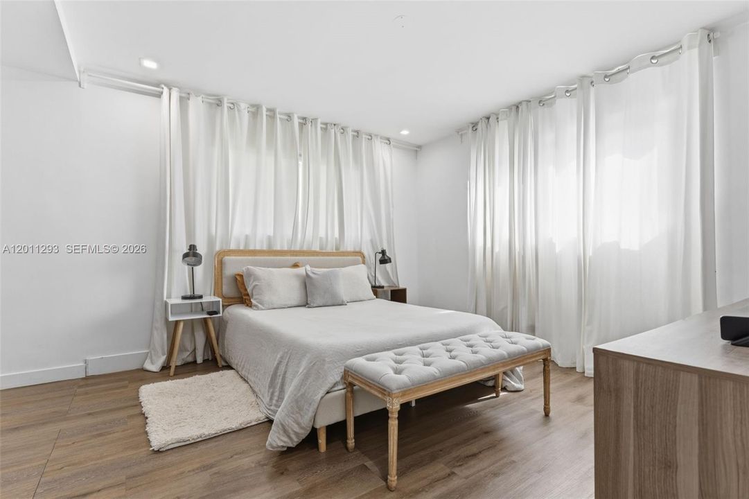 Activo con contrato: $999,000 (3 camas, 2 baños, 1908 Pies cuadrados)