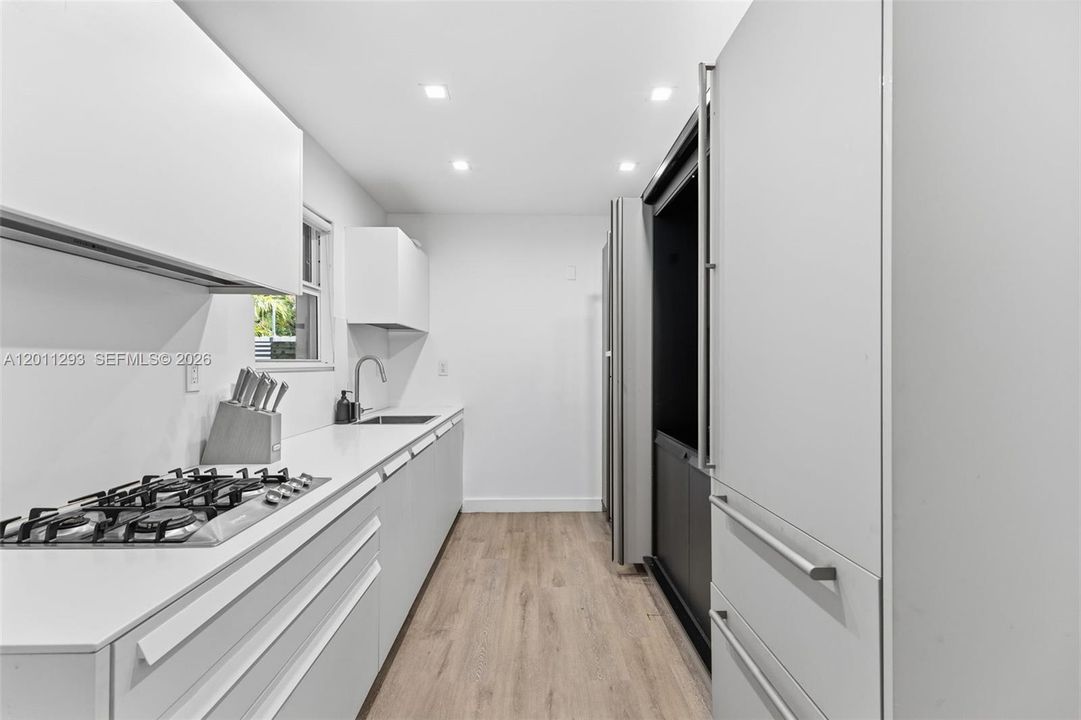 Activo con contrato: $999,000 (3 camas, 2 baños, 1908 Pies cuadrados)