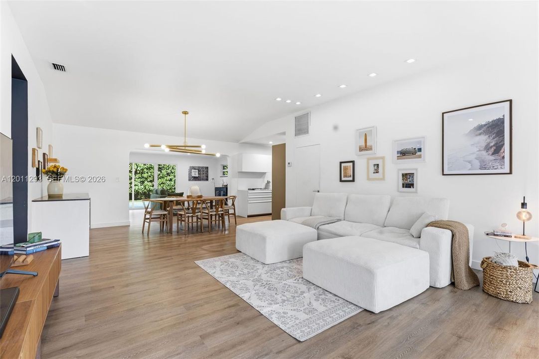 Activo con contrato: $999,000 (3 camas, 2 baños, 1908 Pies cuadrados)