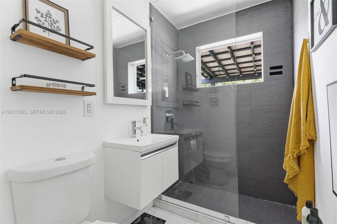 Activo con contrato: $999,000 (3 camas, 2 baños, 1908 Pies cuadrados)
