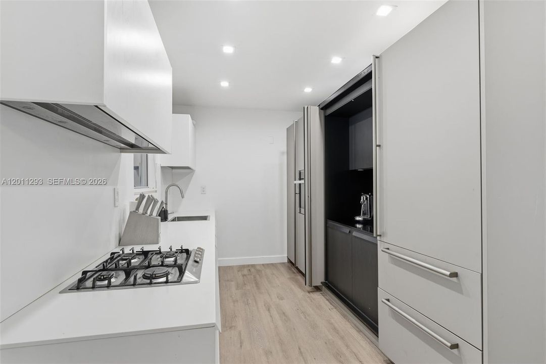 Activo con contrato: $999,000 (3 camas, 2 baños, 1908 Pies cuadrados)