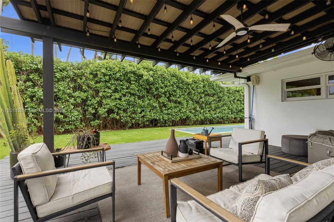 Activo con contrato: $999,000 (3 camas, 2 baños, 1908 Pies cuadrados)