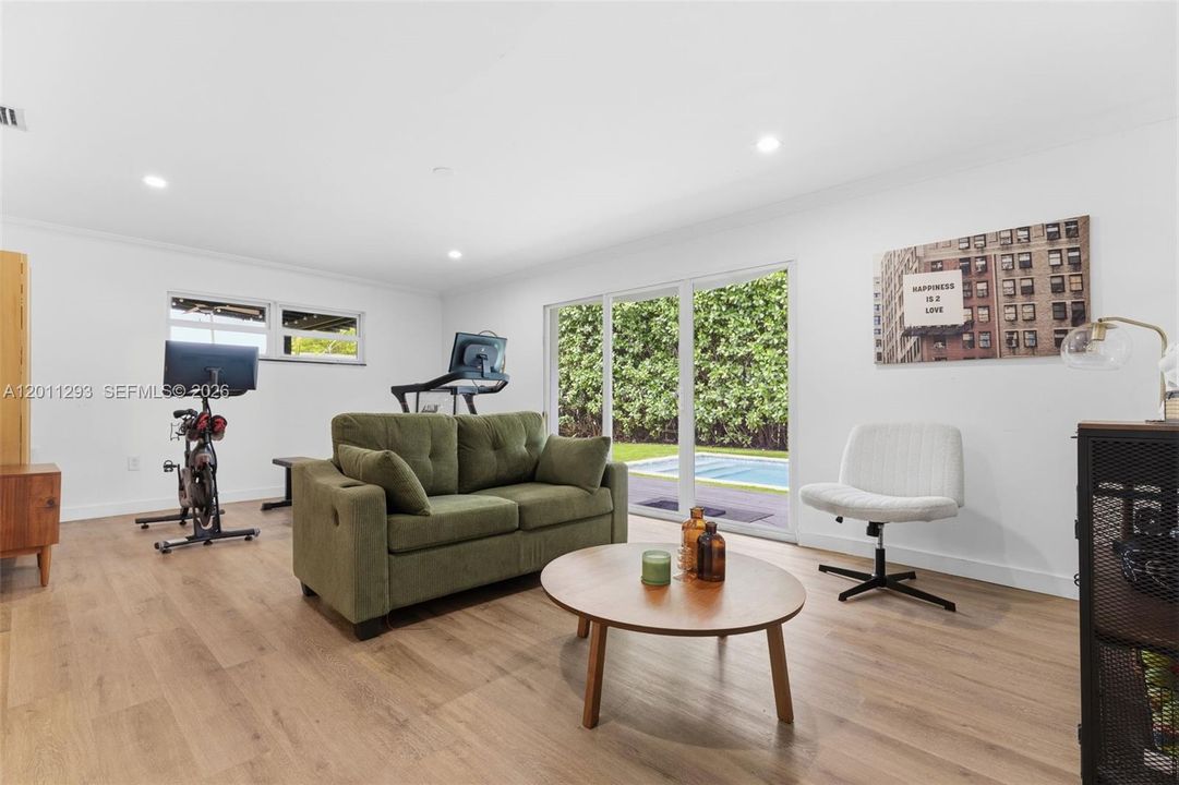 Activo con contrato: $999,000 (3 camas, 2 baños, 1908 Pies cuadrados)