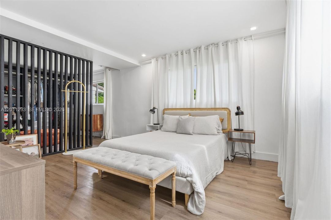 Activo con contrato: $999,000 (3 camas, 2 baños, 1908 Pies cuadrados)