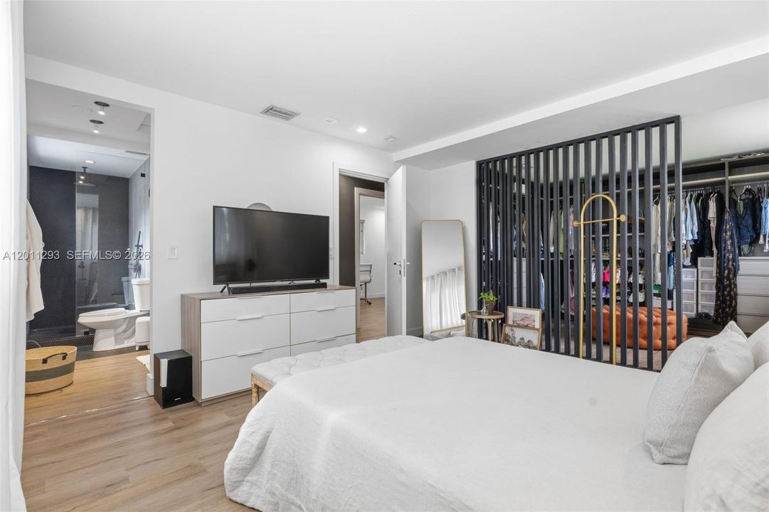 Activo con contrato: $999,000 (3 camas, 2 baños, 1908 Pies cuadrados)