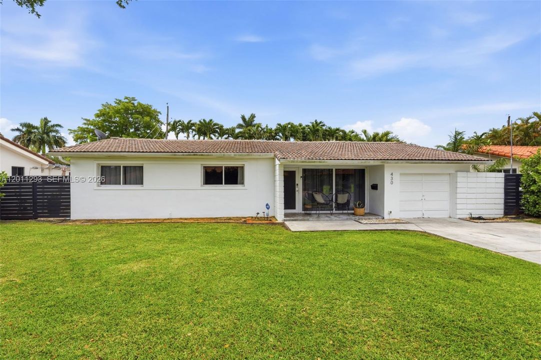 Activo con contrato: $999,000 (3 camas, 2 baños, 1908 Pies cuadrados)