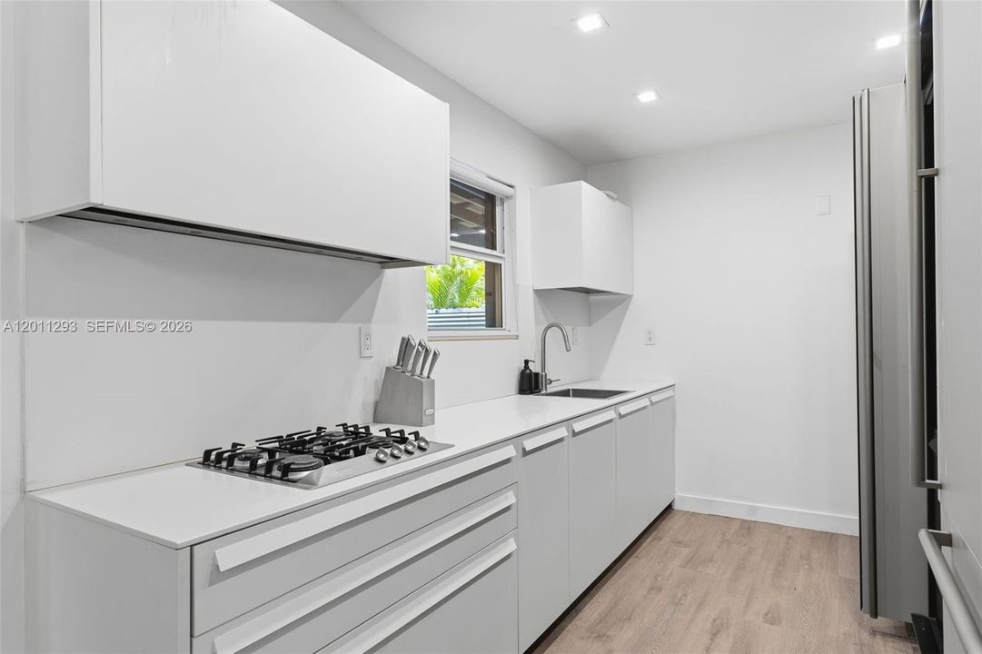 Activo con contrato: $999,000 (3 camas, 2 baños, 1908 Pies cuadrados)