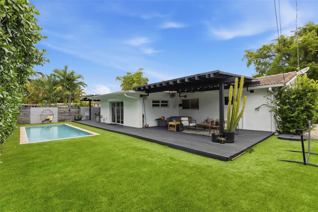 Activo con contrato: $999,000 (3 camas, 2 baños, 1908 Pies cuadrados)