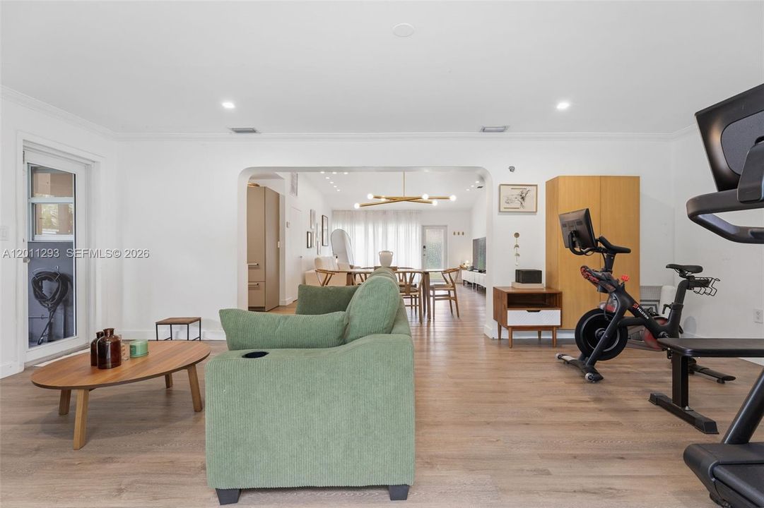 Activo con contrato: $999,000 (3 camas, 2 baños, 1908 Pies cuadrados)
