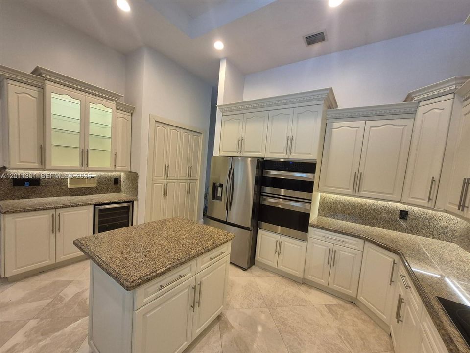 For Rent: $19,000 (6 beds, 4 baths, 3770 Square Feet)