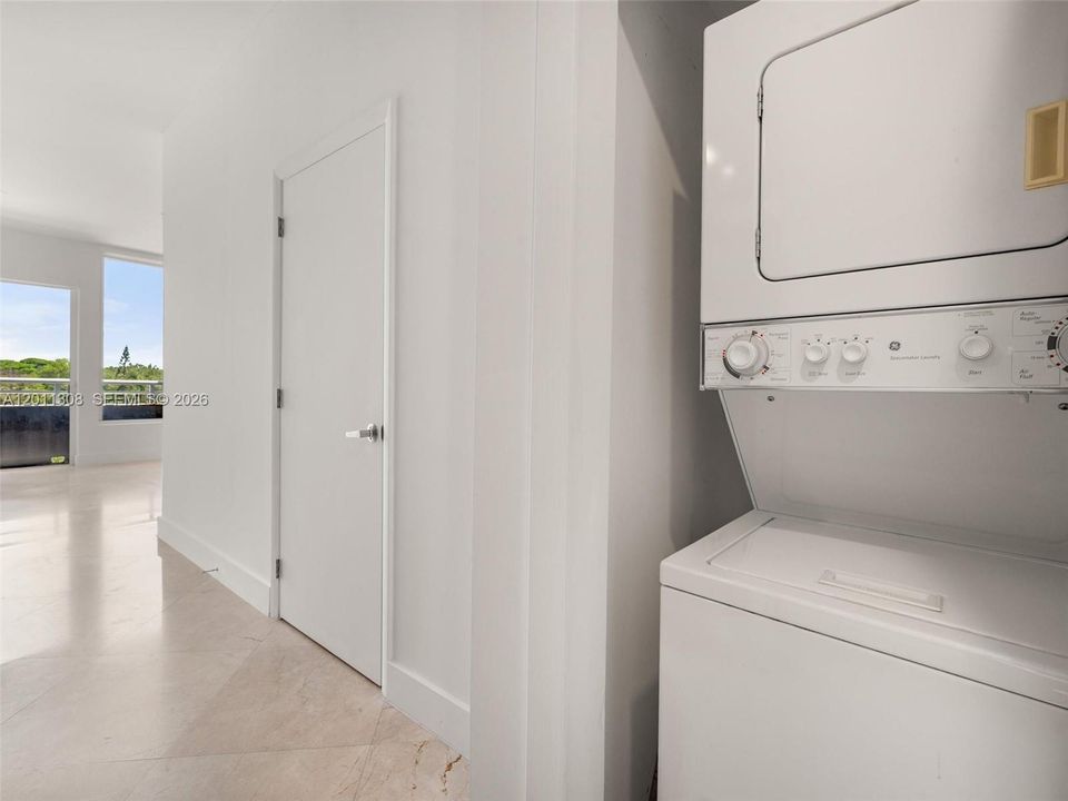 For Sale: $599,000 (1 beds, 1 baths, 999 Square Feet)