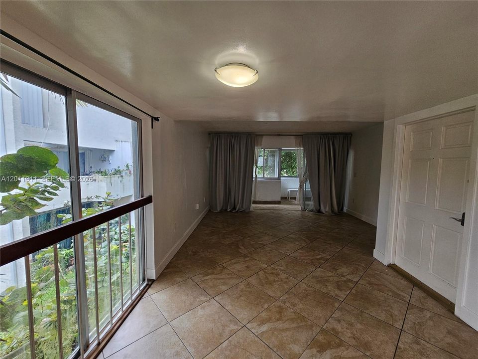 For Rent: $2,650 (2 beds, 1 baths, 970 Square Feet)