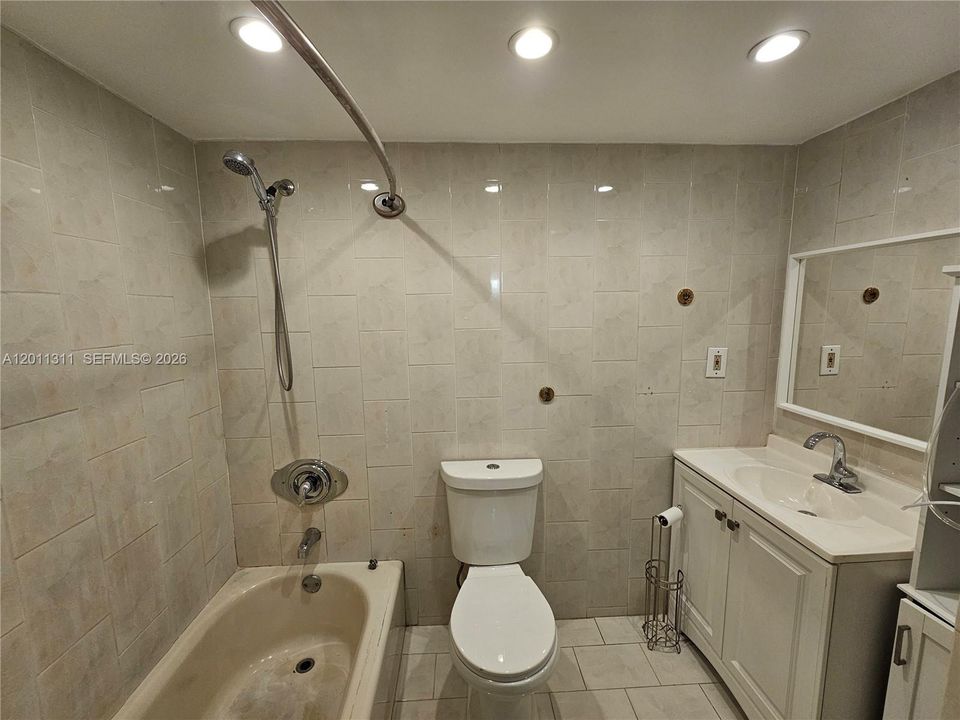For Rent: $2,650 (2 beds, 1 baths, 970 Square Feet)