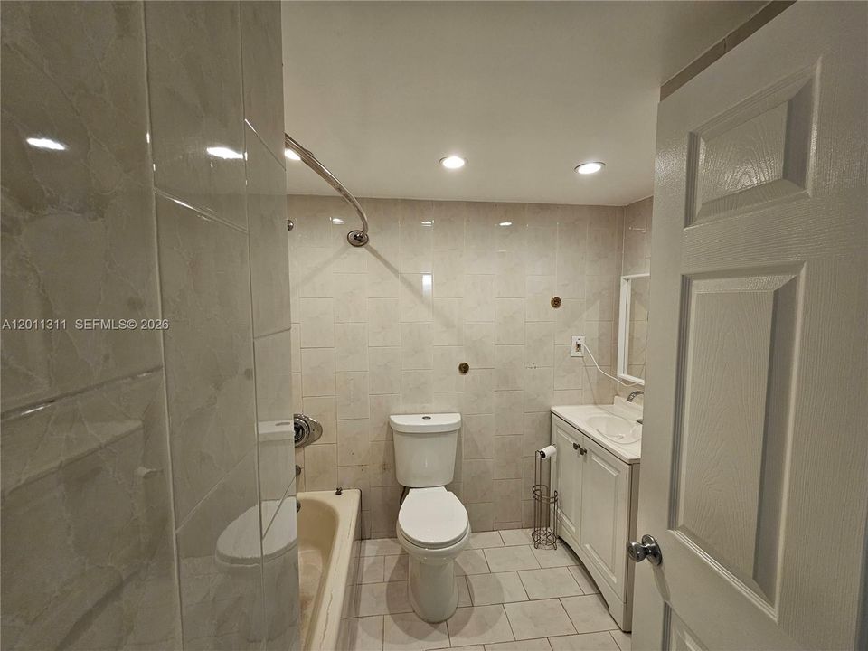 For Rent: $2,650 (2 beds, 1 baths, 970 Square Feet)