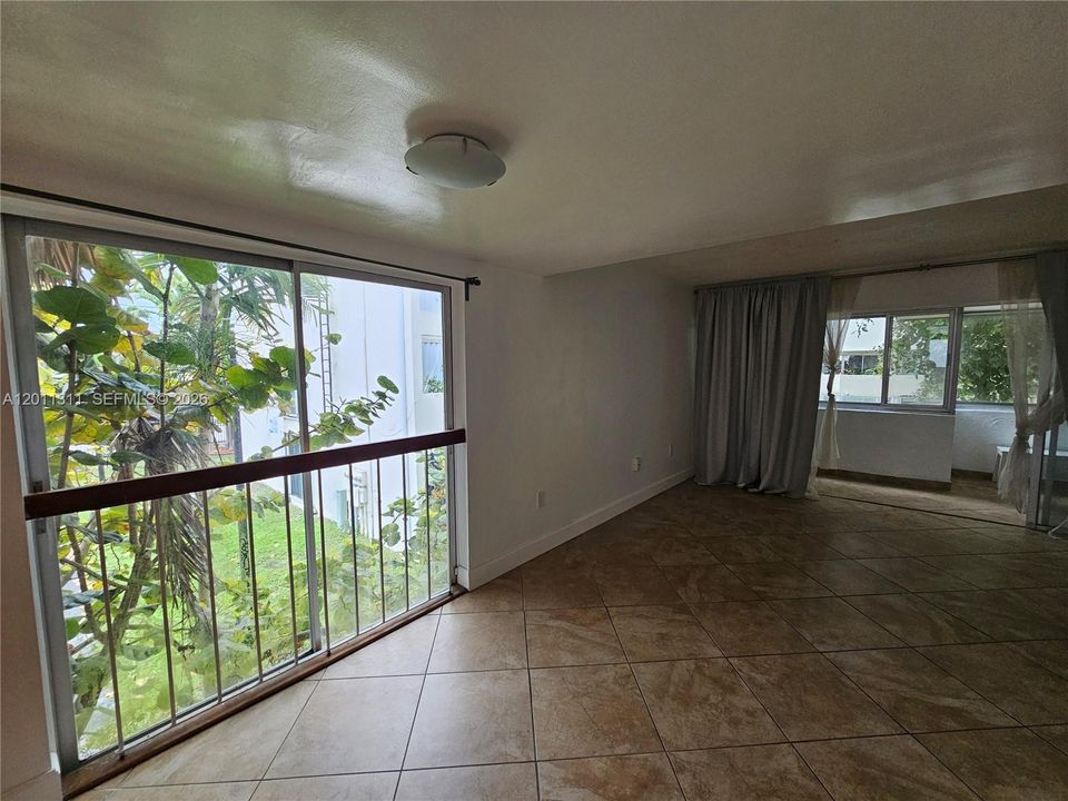 For Rent: $2,650 (2 beds, 1 baths, 970 Square Feet)