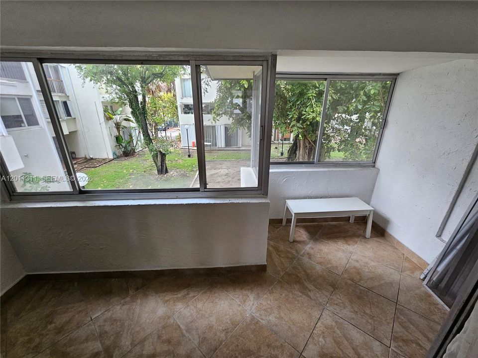 For Rent: $2,650 (2 beds, 1 baths, 970 Square Feet)