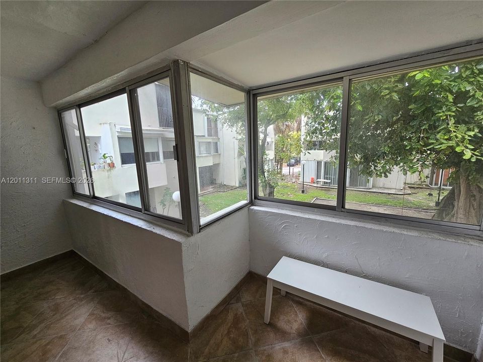 For Rent: $2,650 (2 beds, 1 baths, 970 Square Feet)