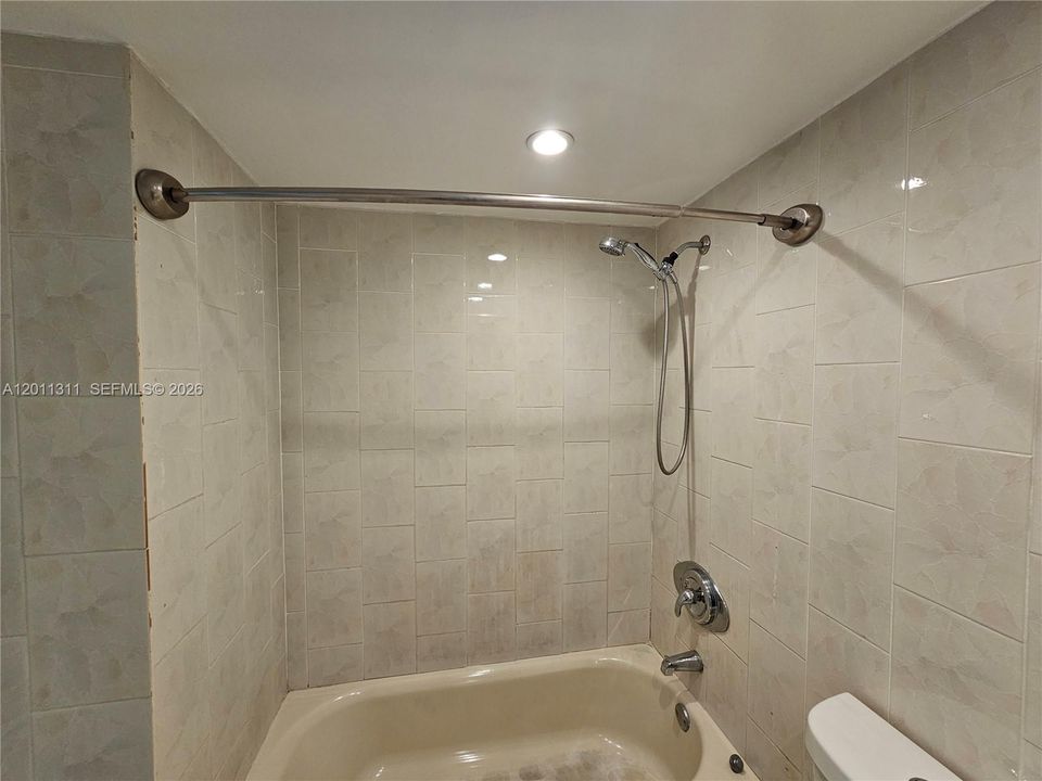 For Rent: $2,650 (2 beds, 1 baths, 970 Square Feet)