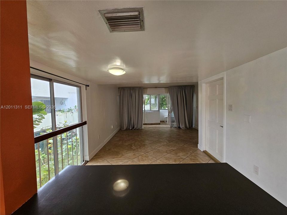 For Rent: $2,650 (2 beds, 1 baths, 970 Square Feet)