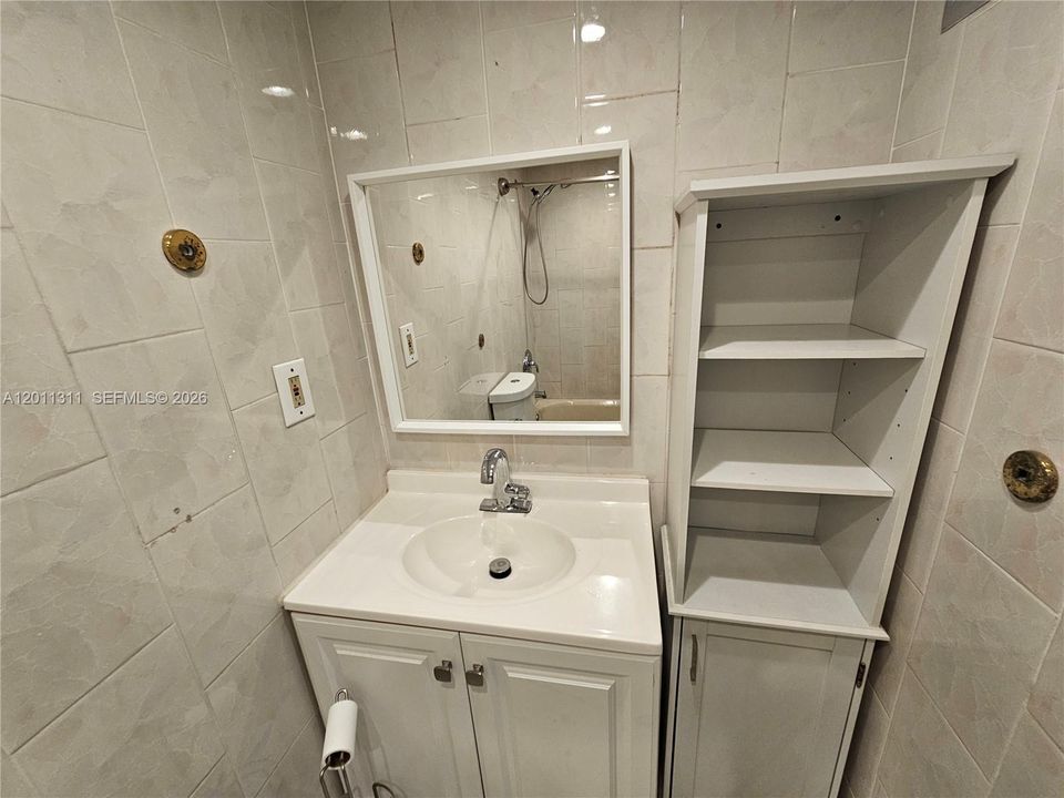 For Rent: $2,650 (2 beds, 1 baths, 970 Square Feet)
