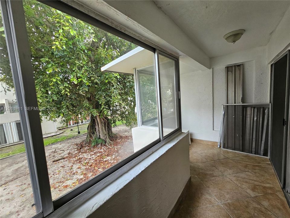 For Rent: $2,650 (2 beds, 1 baths, 970 Square Feet)