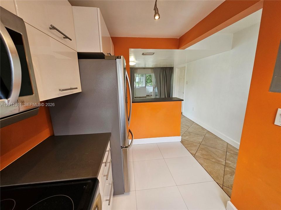 For Rent: $2,650 (2 beds, 1 baths, 970 Square Feet)