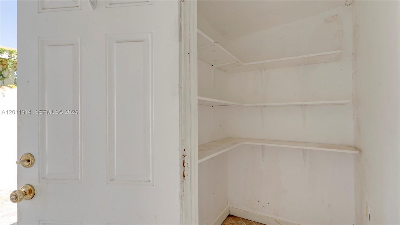 На продажу: $700,000 (3 спален, 2 ванн, 1325 Квадратных фут)