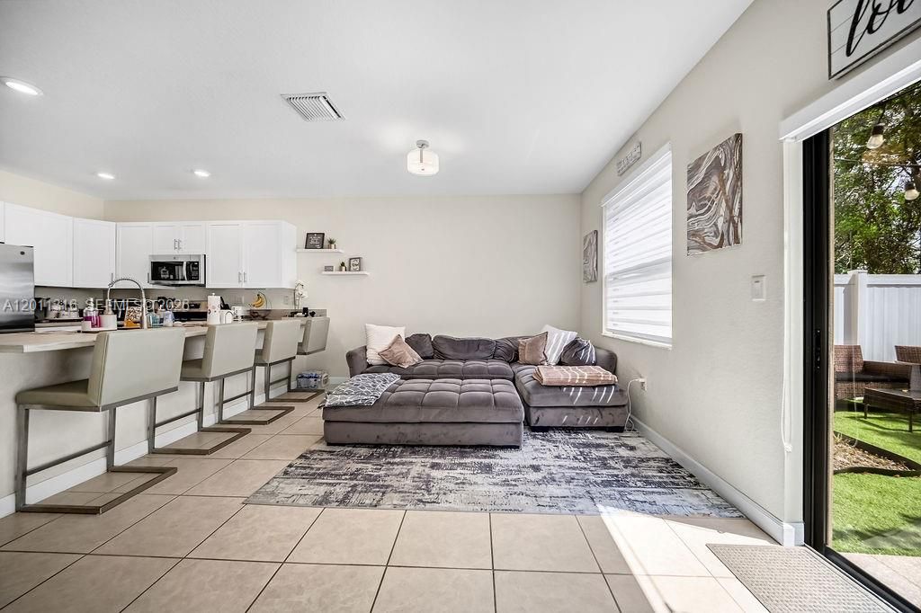 En Venta: $499,000 (3 camas, 2 baños, 1412 Pies cuadrados)