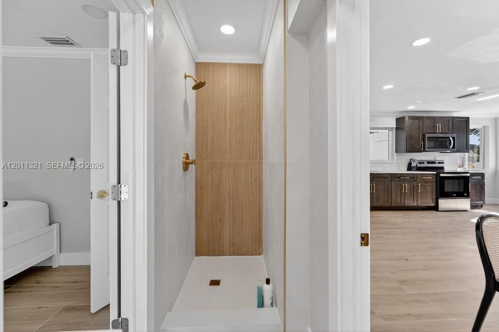 For Rent: $6,600 (4 beds, 2 baths, 1324 Square Feet)