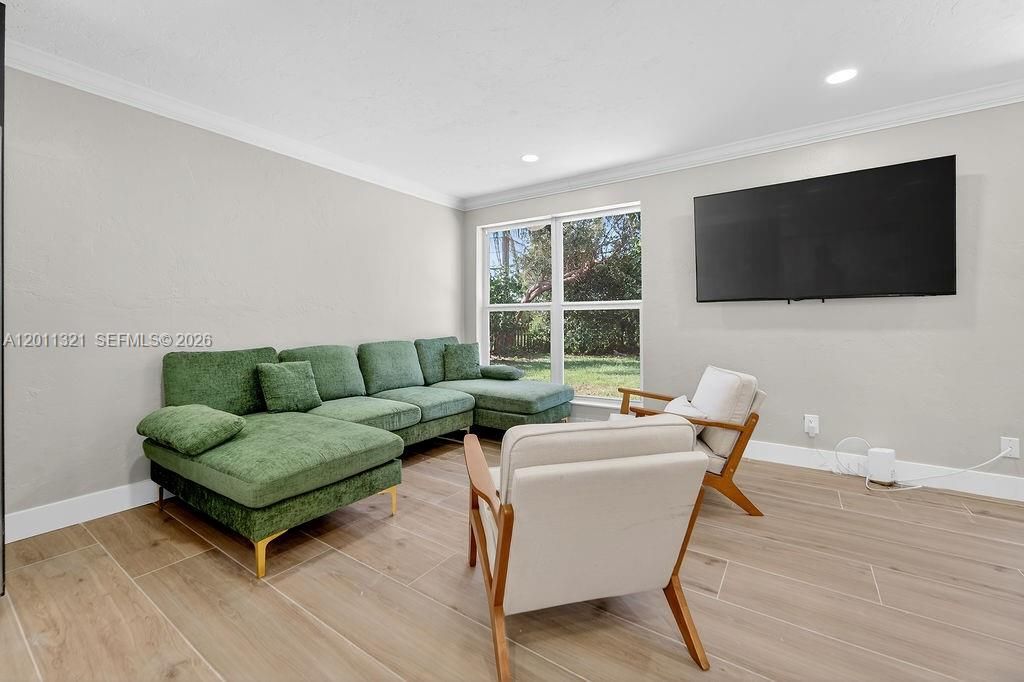 For Rent: $6,600 (4 beds, 2 baths, 1324 Square Feet)