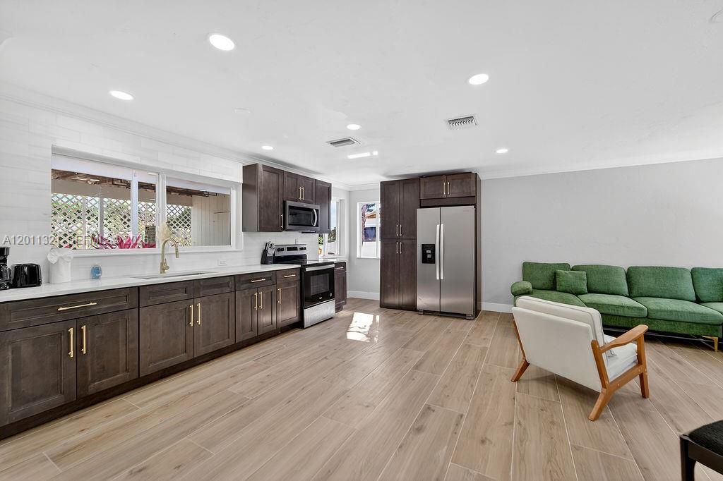 For Rent: $6,600 (4 beds, 2 baths, 1324 Square Feet)