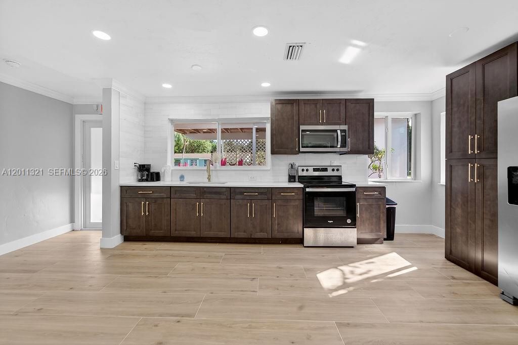 For Rent: $6,600 (4 beds, 2 baths, 1324 Square Feet)