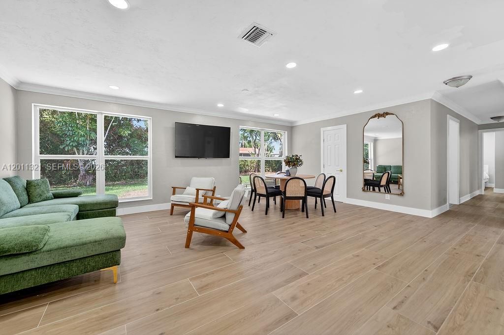 For Rent: $6,600 (4 beds, 2 baths, 1324 Square Feet)